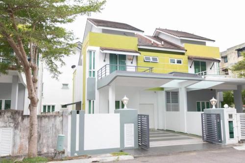 卧佛Teluk Bahang European Style SemiD 4 Bedrooms 10ppl的黄色和白色的房子,带围栏