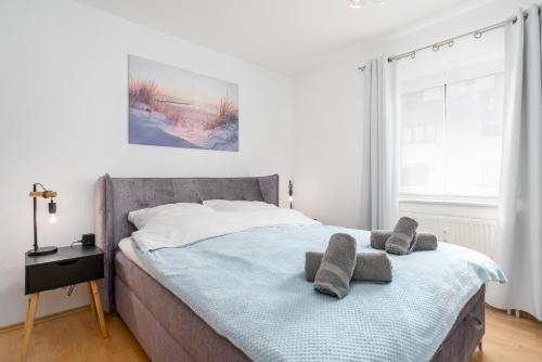 埃德湖Harmony: Edersee Apartment – Sperrmauer – Lounge的一间卧室配有一张床,上面有两条毛巾