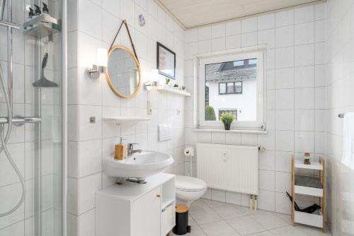埃德湖Harmony: Edersee Apartment – Sperrmauer – Lounge的白色的浴室设有水槽和卫生间。