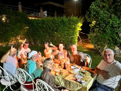 扎古拉Paradis Touareg的一群人坐在桌子旁吃着食物