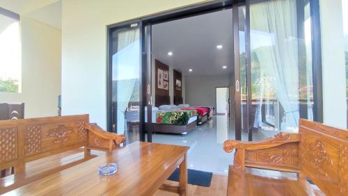 布罗莫古布德索民宿 的客厅配有木桌和玻璃门