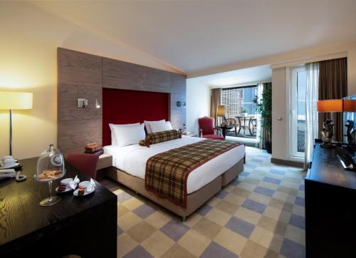 伊斯坦布尔Agaoğlu My City Hotel Istanbul的酒店客房设有一张床和一个阳台。