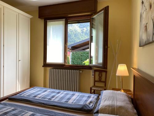 科奥恩Casa Michela的一间卧室设有一张床和一个窗口