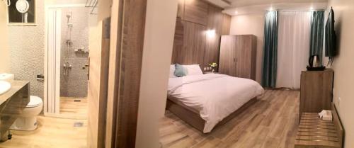 亚喀巴Castle beach hotel的一间卧室配有一张床,浴室设有淋浴。