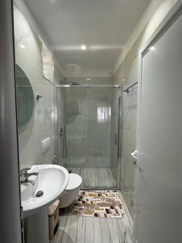卡萨米尔Vila Kylie的带淋浴、卫生间和盥洗盆的浴室