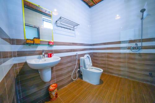 峰牙Phong Nha Magic Fingers Homestay and Spa的一间带水槽和卫生间的浴室