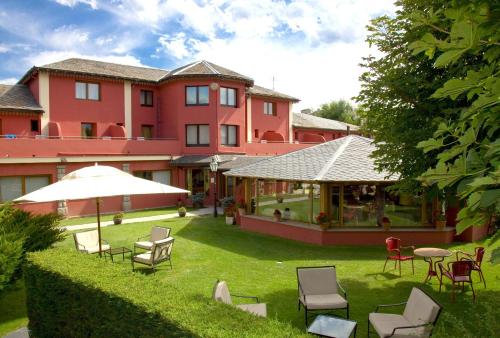 普奇塞达湖泊酒店的院子里设有椅子和遮阳伞的酒店