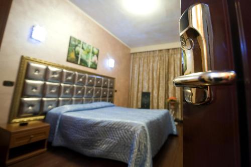 蒙卡列里班加西酒店的一间卧室配有一张带蓝色毯子的床