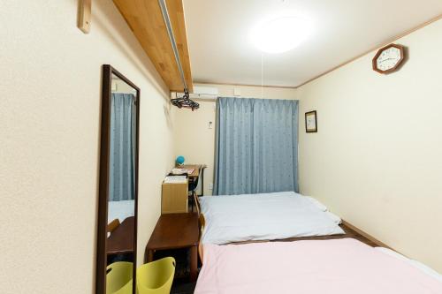 Yoshioka多目的スタジオ月兎園 BBQや花火できます #Ok1的小房间设有两张床和镜子