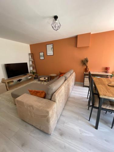 Montalieu-VercieuAppartement Centrale Confort的客厅配有沙发和桌子