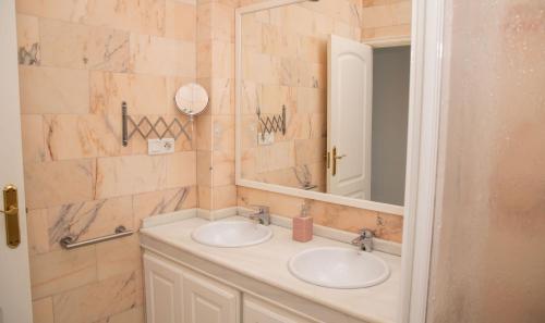 阿尔哈拉克Apartamentos Casa Tuli C, ALJARAQUE的浴室设有2个水槽和镜子