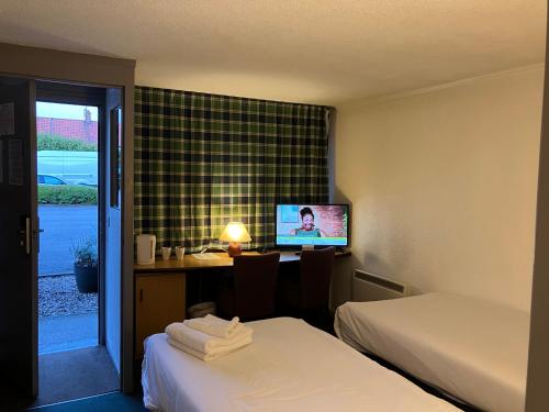 赫尔钟楼赫尔酒店的酒店客房设有两张床和一张书桌及电视