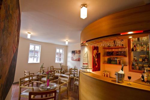 波哥大德卡之家酒店的餐厅设有酒吧,配有桌椅