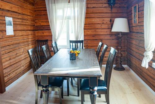 MeeksiPeramaa Puhkekeskus的一间带桌椅和台灯的用餐室