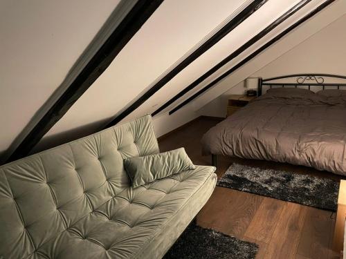 萨格勒布Vila s bazenom deluxe - GTI的客厅配有沙发和1张床