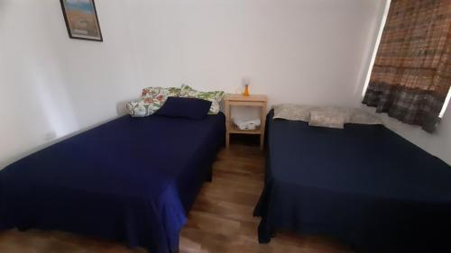 SololáCasa Josep H'i的配有蓝色床单的客房内的两张床