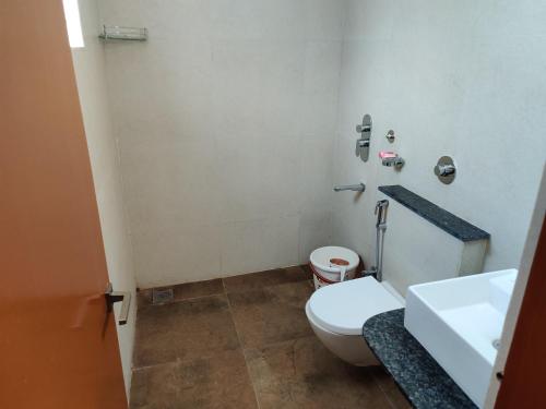 班加罗尔Achates Corporate Services的浴室配有白色卫生间和盥洗盆。