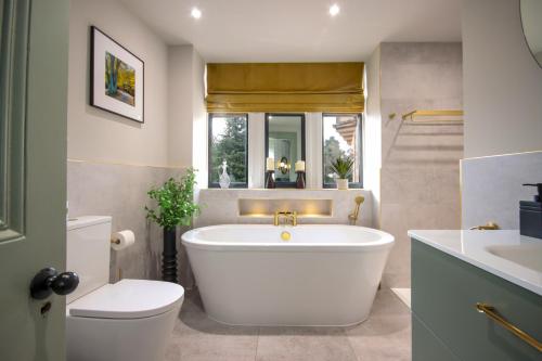 福里斯Cluny Bank的带浴缸、卫生间和盥洗盆的浴室