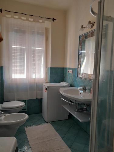 马西亚娜马里纳Appartamento Teresina的一间带水槽和卫生间的浴室
