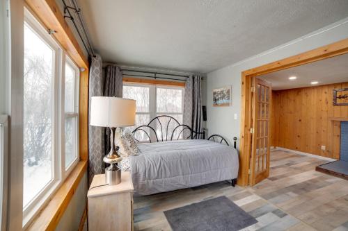 大瀑布城Inviting Missouri River Vacation Rental 2 Mi Away的一间卧室设有一张床和一个大窗户