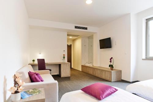 卢布尔雅那梅客斯可酒店的酒店客房,设有一间卧室和客厅