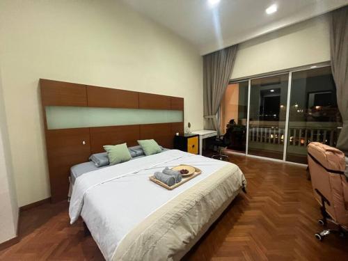 Bagan Jermal2Beds Seaview Straits Quay comes with Carpark and Hothub的一间卧室设有一张大床和一个大窗户