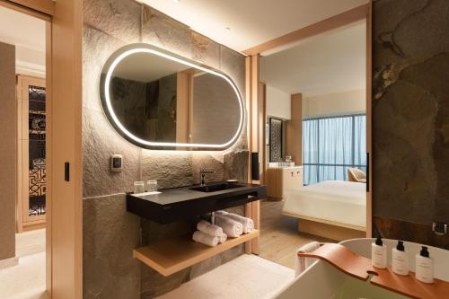 利马利马JW万豪酒店的一间带水槽和镜子的浴室
