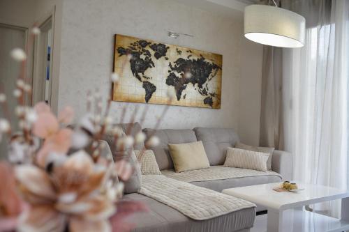 RibnicaGold Gondola Premium Apartments的客厅配有沙发和墙上的地图