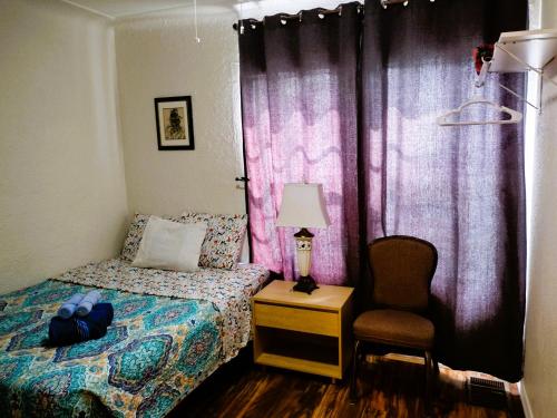 圣彼得堡Private room with a lock的一间小卧室,配有一张床和一把椅子