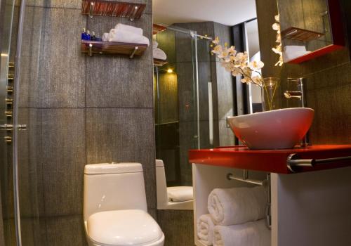 波哥大Hotel City Bog Expo Museo的一间带红色盥洗盆和卫生间的浴室