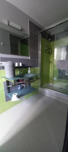 拉马斯特尔Les ressources d'Epione的一间带玻璃淋浴和水槽的浴室