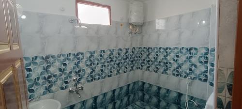 海得拉巴Sharif's Penthouse的带浴缸和盥洗盆的浴室