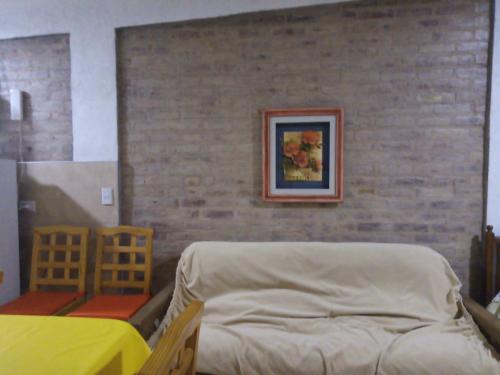 圣马丁Vicchi的一间卧室设有一张床和砖墙