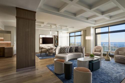 纽波特海滩VEA Newport Beach, a Marriott Resort & Spa的客厅配有沙发和桌子