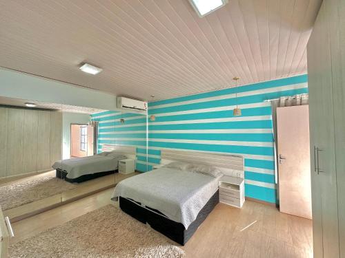 波多韦柳Pousada Residencial - PVH的一间卧室配有两张床,并拥有蓝白条纹
