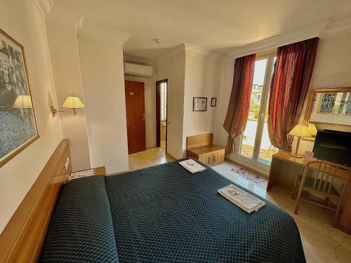 罗马普林西比皮埃蒙酒店的一间卧室配有一张带黑色棉被的床