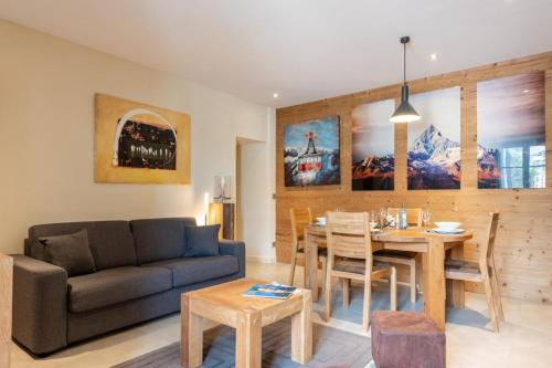 安锡APPENNINS Annecy Rent Lodge的客厅配有沙发和桌子