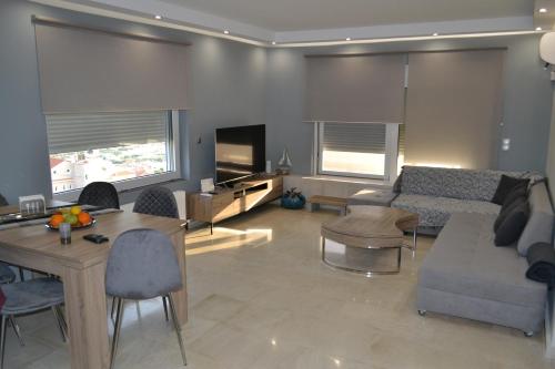 阿纳维索斯Stergiou Luxury Apartments with shared pool的客厅配有沙发和桌子