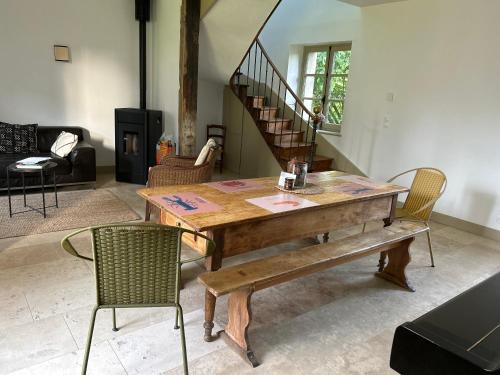 圣马洛MANOIR DE CLERMONT的客厅配有木桌和椅子