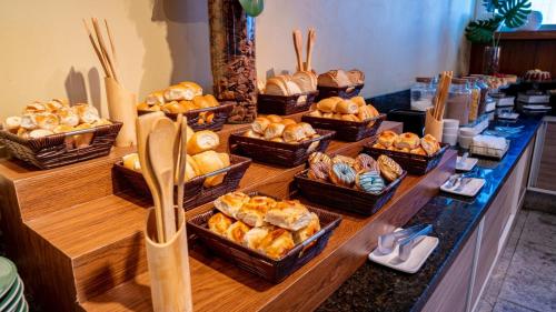累西腓HY Apartments & Hotels的自助餐,包括几个面包和糕点篮