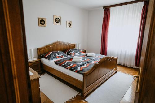 温科夫齐Kuća za odmor Ruža, Vinkovci的一间卧室设有一张床和一个窗口