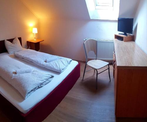 伯伊莱图什纳德玛雅维拉旅馆的一间卧室配有一张床、一把椅子和一张书桌