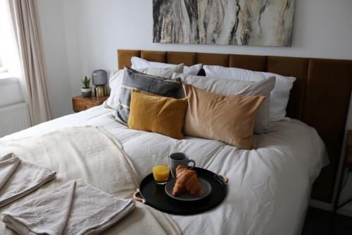 诺丁汉Charming 2 Bed House - Family Friendly的床上的食品托盘,早餐在床上