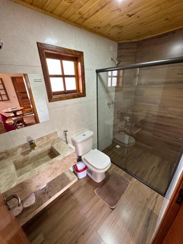 蒙特韦尔迪Pousada Requinte da Serra的带浴缸、卫生间和淋浴的浴室。