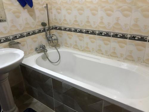 内罗毕Maliaways Comfy Airbnb-Jkia的带浴缸和盥洗盆的浴室