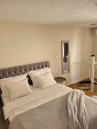 斯普利特Old Town Sedlar Apartment的一间卧室配有一张带白色床单的大床