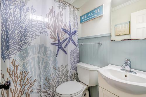 埃迪斯托艾兰Hazel Q的浴室设有卫生间、水槽和淋浴帘