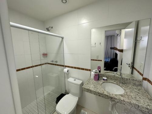 维拉维尔哈Apartamento á 300 metros da praia de Itaparica e efrente o shoping bullevard的浴室配有卫生间、盥洗盆和淋浴。