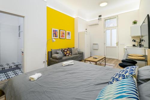 Stylish yellow suite in the heart of Budapest客房内的一张或多张床位