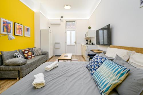 Stylish yellow suite in the heart of Budapest的休息区